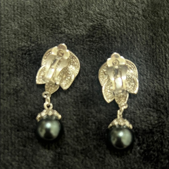 🔥Elegant Silver and Black Clip On Pearl Earrings - Picture 2 of 2